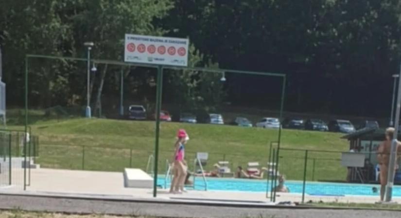 Megtiltották a fürdést a higiénikusok, ennek ellenére nyitva volt a fürdő
