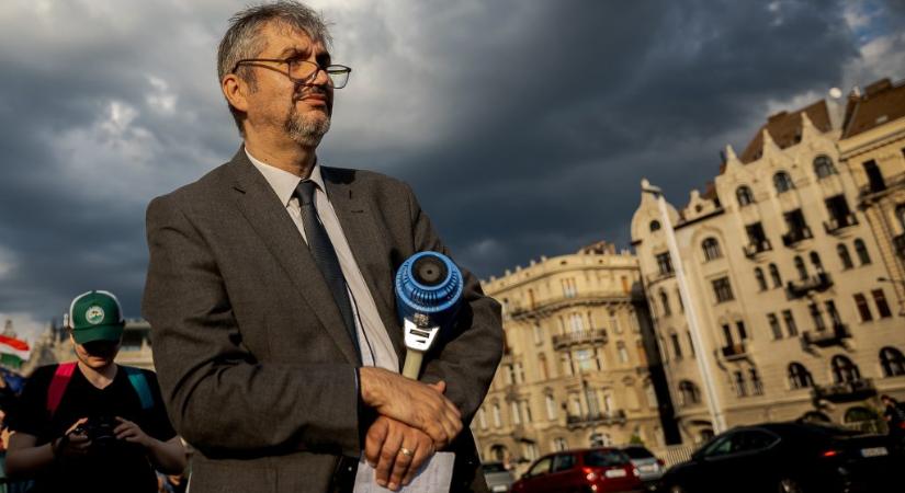 Hadházy most Matolcsy Ádám feleségének egymilliós síruháját mutatta meg