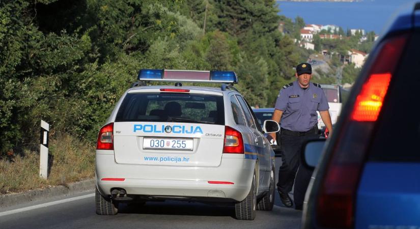 A horvátok nem viccelnek, álcázzák a rendőrautót: 800 ezres csekk kíséri haza a nyaralókat