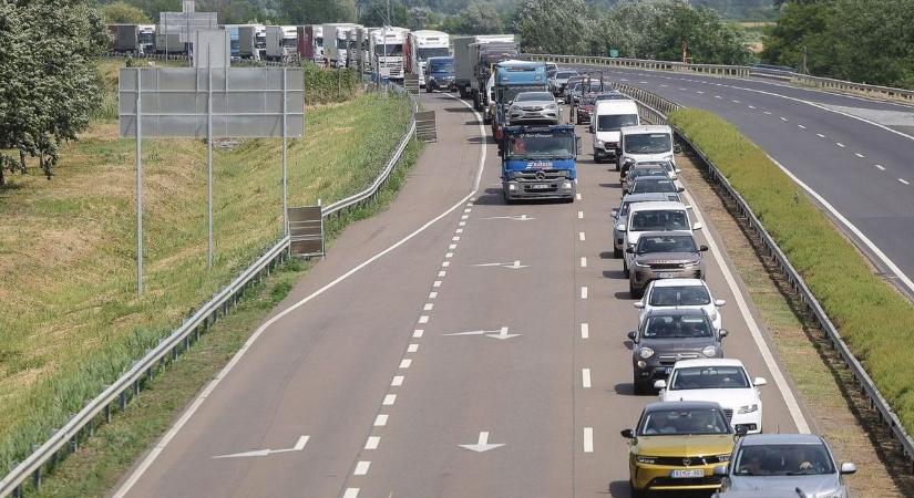 Három autó karambolozott az M3-ason