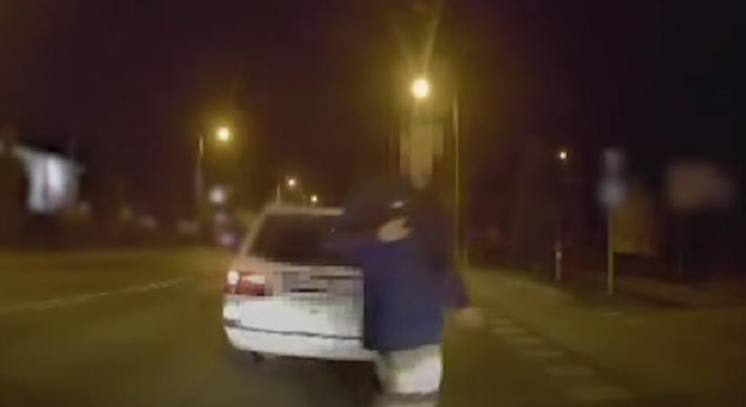 Kétszer is büntetőfékezett egy férfi egy tanulóvezető előtt, az egészet felvette az oktató kamerája