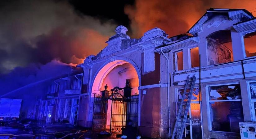 Találat érte a történelmi jelentőségű odesszai piacot, épületek gyulladtak ki - videó