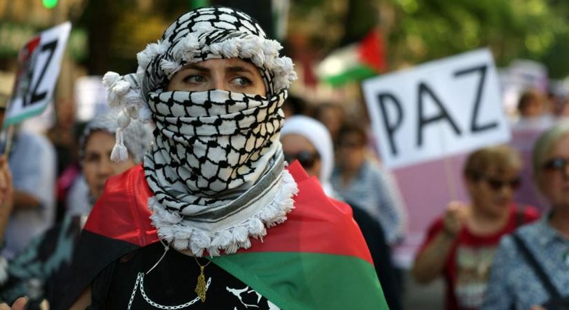 Óriási balhé robbant ki egy ruhadarab miatt az Európai Parlamentben: teljes a tanácstalanság