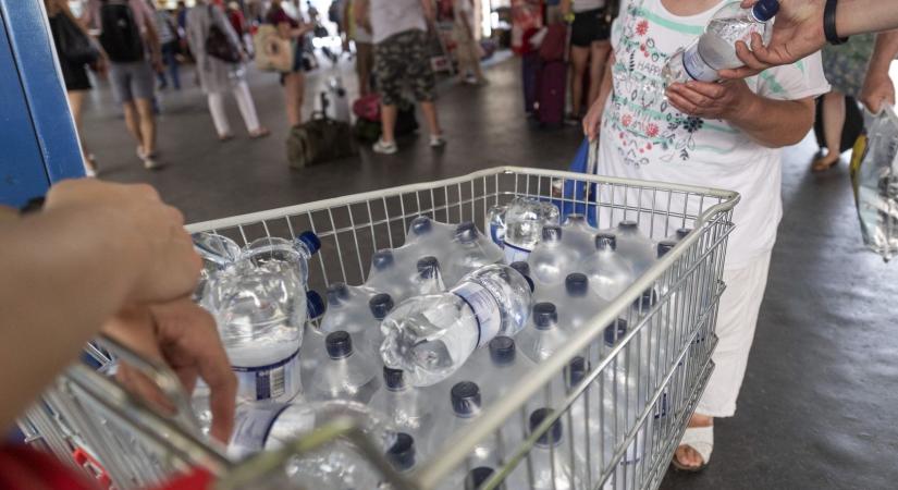 Vizet osztanak a miskolci vasútállomáson és a buszpályaudvaron