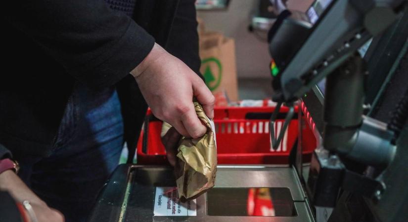 Megjátszották a debreceni önkiszolgáló kasszánál, ami sokaknak maximum csak kósza gondolat – csúnya lebukás lett a vége