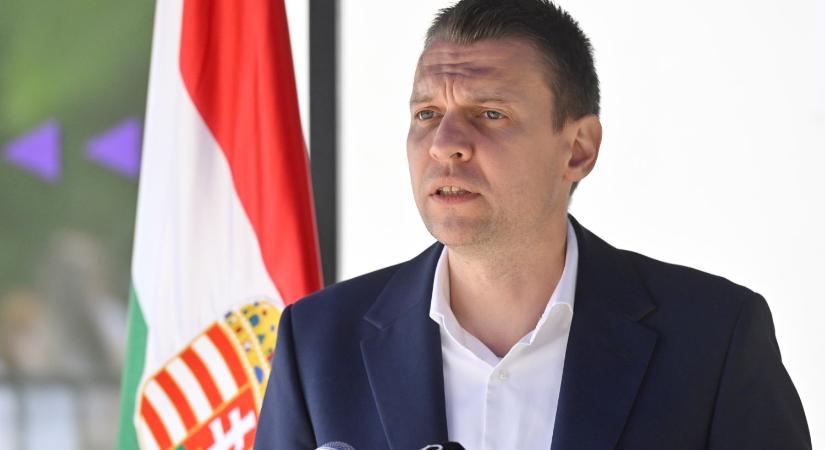 Menczer Tamás szerint Zelenszkij röhög a markába, és köszöni az utalást