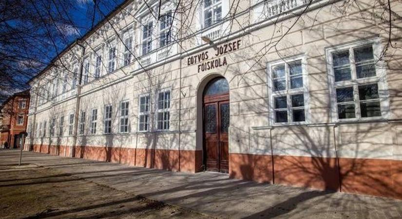 Továbbra is népszerű az Eötvös József Főiskola a felvételizők körében