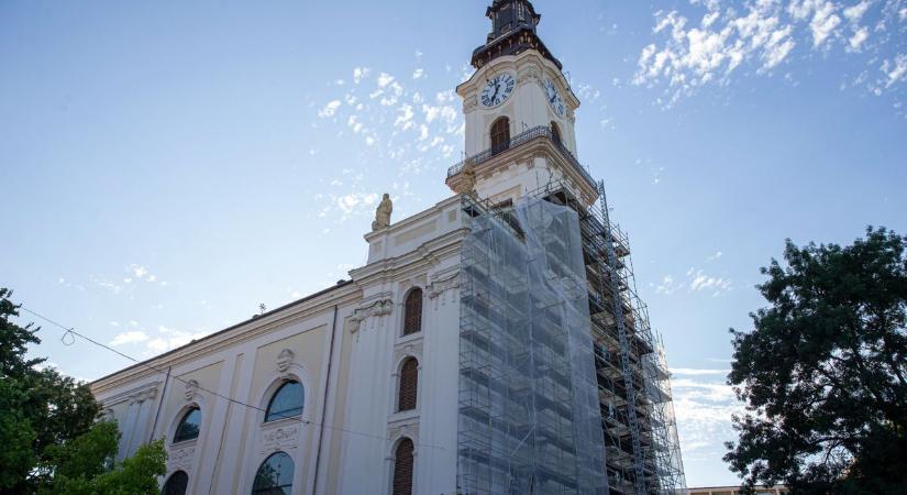 Földrengések és egy villámcsapás nyomait is el kell tüntetniük, szépül a Nagytemplom – galériával