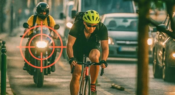 Pár óra alatt több mint húsz motorost kaptak el a bringasávban
