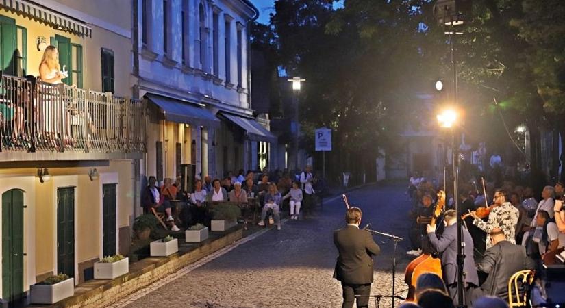 Az Anna-fesztivál nyitónapjának csalódása és a szerenád varázsa – Így készülnek a 18 éves elsőbálozók Balatonfüreden