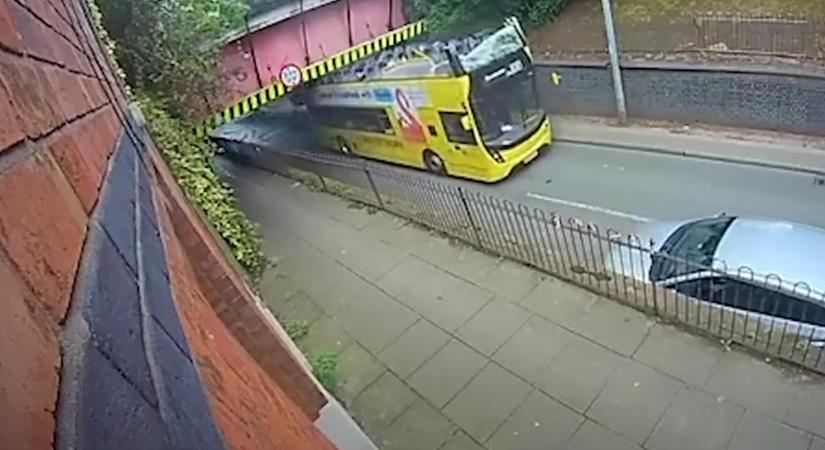 Borotvaként skalpolta meg a buszt egy híd, 20 ember megsérült