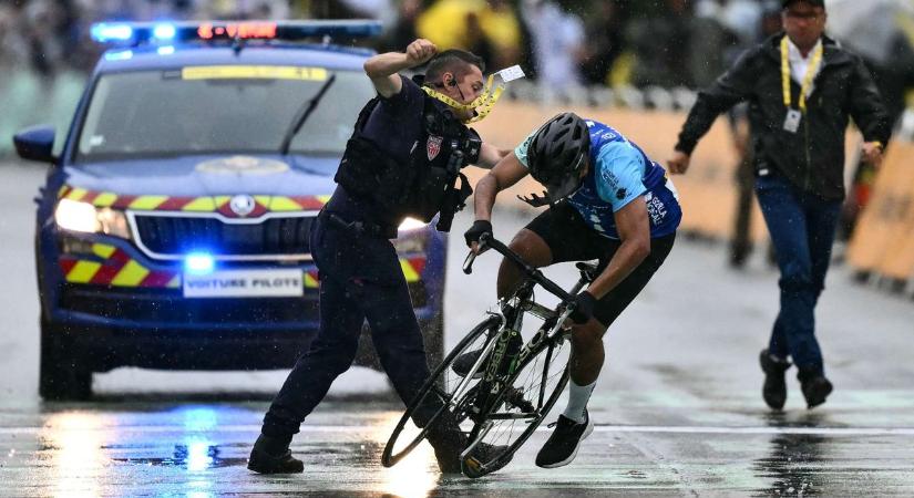 Botrány a Tour de France-on: néhány méterre a céltól öklelt fel egy kerékpárost a rendőr (VIDEÓ)