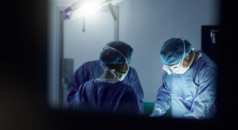 Rosszul sikerült a műtét: edzés közben kicsúszott az influenszer implantátuma