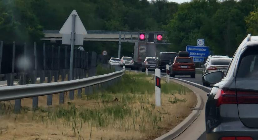 A Balatonra mennél? Működjön a klímád – sávlezárás az M7-esen