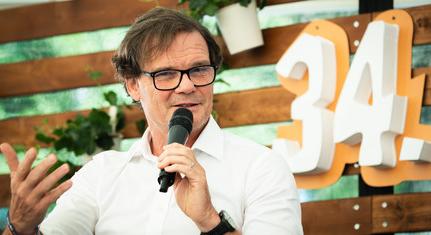 Bánki Erik szerint azért késik a repülőrajt, mert "hosszú a kifutópálya, és 10 millióan vagyunk a gépen”