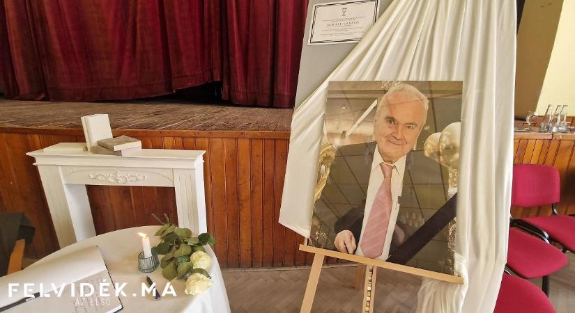 Búcsú Máté Lászlótól