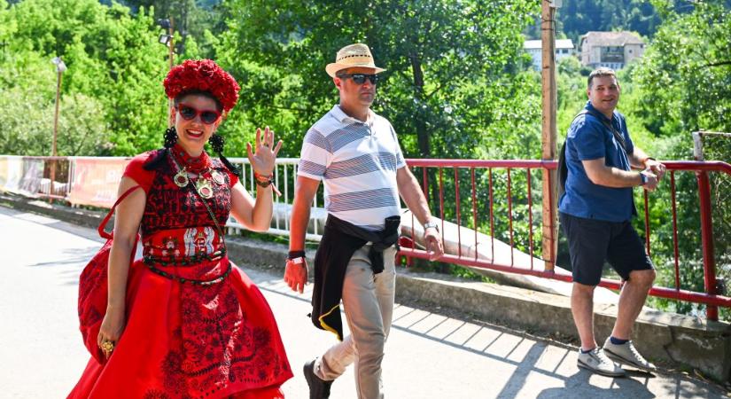 Kétharmados póló, medveveszély – képeink a tusványosi csütörtökről
