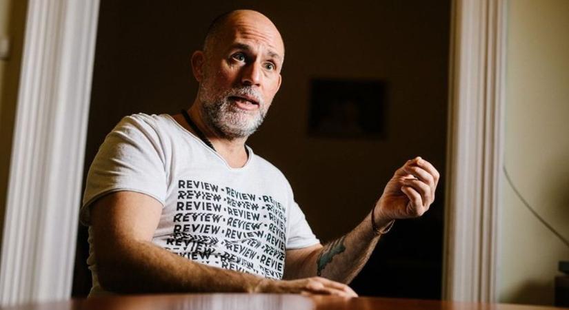 Dopeman az „Azahriah-áknak” és „Sisiknek” is kíméletlenül üzent, „árulók forradalmáról” beszélt a Mandinernek