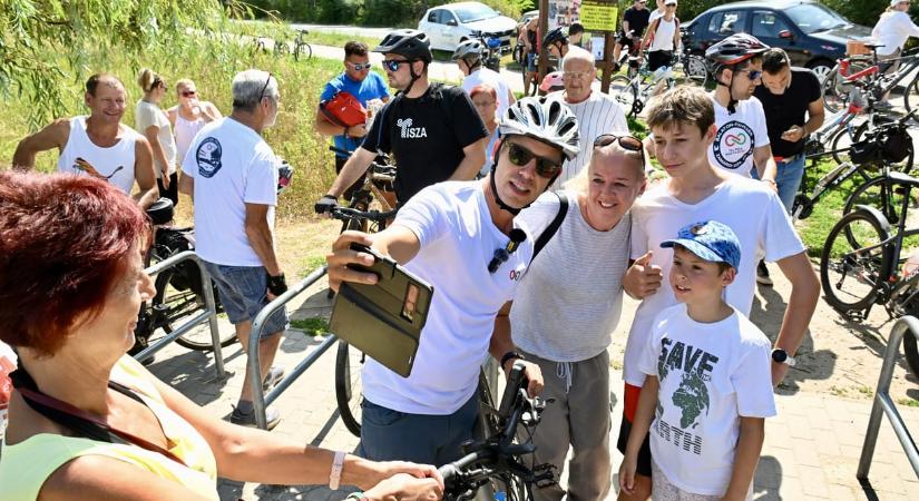 Magyar Péter most biciklin folytatja az országjáró kampányt