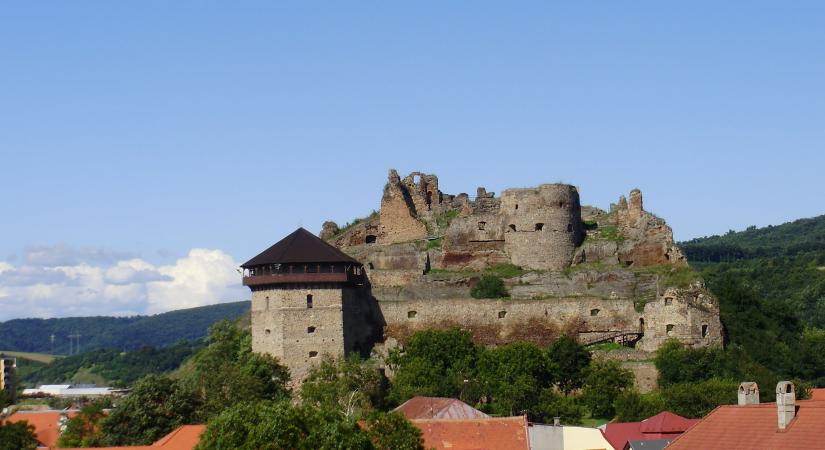 Fülek megnyitja a vár lezárt részét