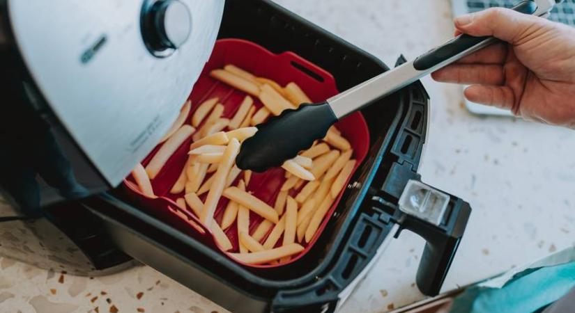 Ez az air fryer zajos, forró és lassan süt: 89 készüléket teszteltek, mutatjuk mit válassz