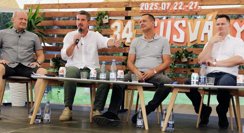 Kocsis Máté szerint nem a fiatalok kezdik, hanem a zenészek zendítenek rá a mocskos fideszezésre, mert lefizették őket