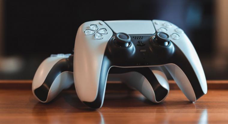 Fontos frissítés érkezik a DualSense kontrollerekhez