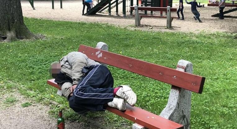 Lépett a város: biztonsági őrszolgálattal lépnek fel a köztéri padokon élők viselkedése ellen