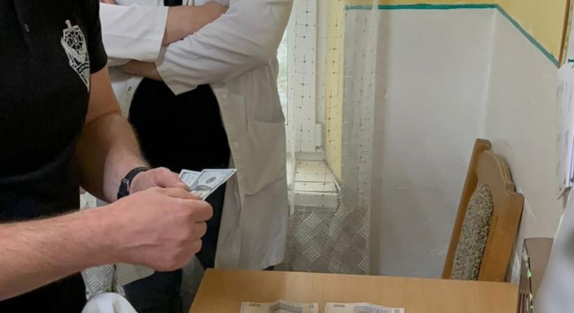 Katonaköteleseknek segített elkerülni a mozgósítást egy técsői orvos