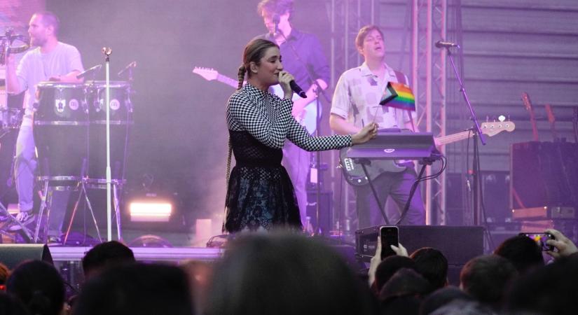 Szivárványos zászlót lengetettek a Tusványos színpadán