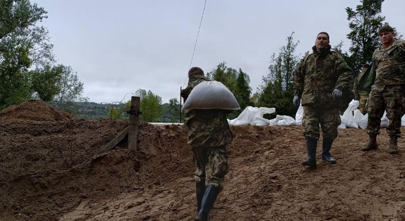 Még látszódnak az árvíz elleni harc nyomai a kis Duna parti községben - de már nem sokáig