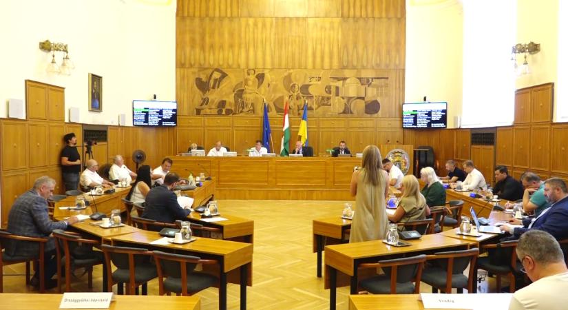 Másfél milliárd forintos működési hitelt vesz fel Pécs, ősztől pedig megszorítások jöhetnek  videó