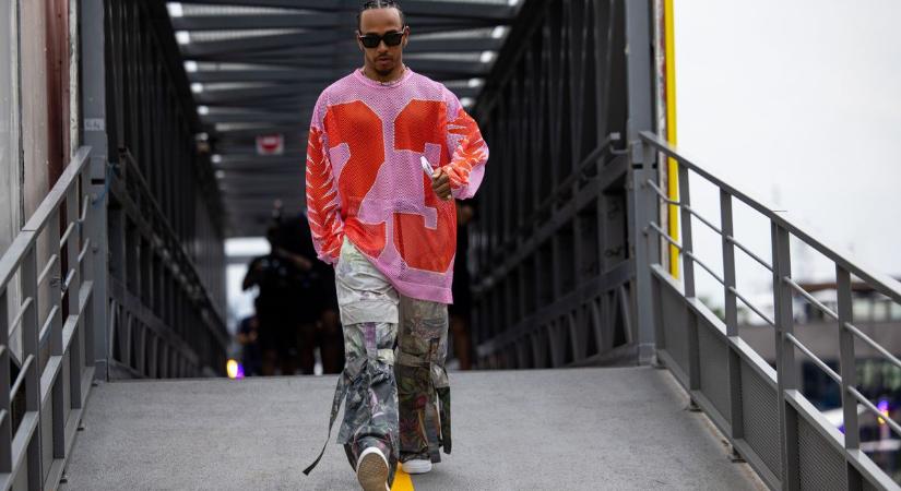 Lewis Hamilton ismét a külsejével sokkolta a rajongókat