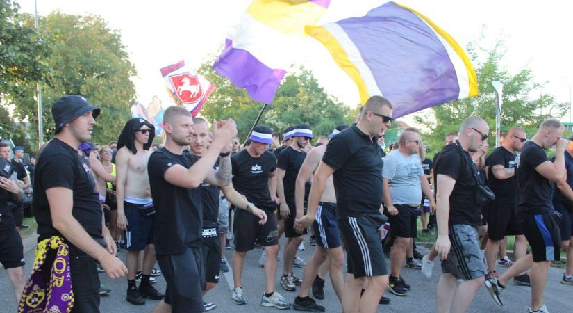 A Balatonon hangoltak, csoportosan vonultak a szlovén drukkerek Pakson