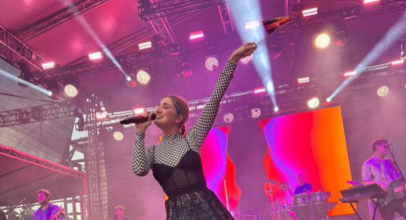 Szivárványos zászlót lengetett a Margaret Island énekesnője Tusványoson