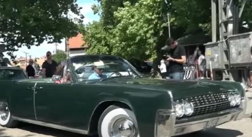 Ha nem látjuk, nem hisszük el: Magyar Péter háromszor fulladt le az automata autóval, majd a biztonsági övvel is meggyűlt a baja (VIDEÓ)