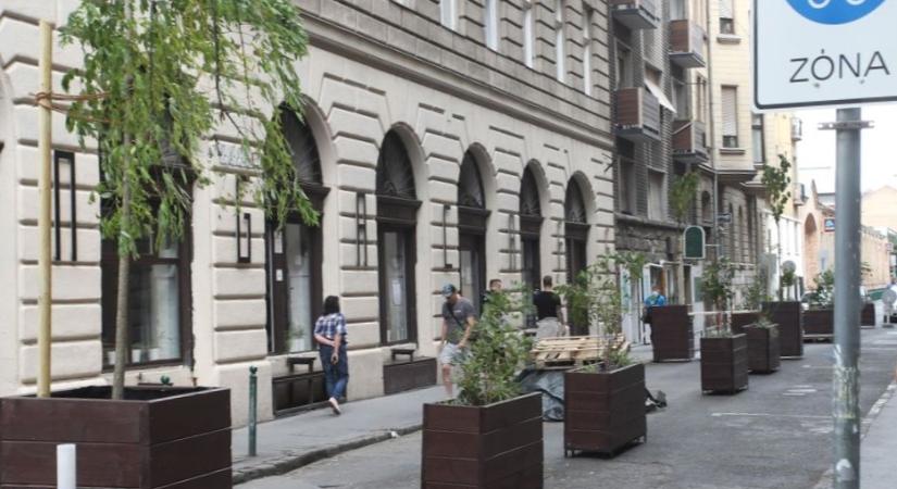 Most egy teraszengedély miatt áll a bál a Tűzoltó utcában