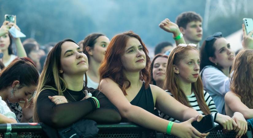 Szivárványos zászló a színpadon, a szabad szerelemről szólt egy dal Tusványoson