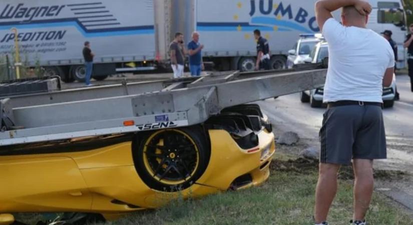 Ferrarit és Mercedest vontatott, az árokban kötött ki a VW utánfutója, fejjel lefelé