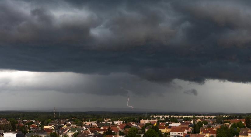 Iszonyatos hőség után drámai fordulat jön az időjárásban: jönnek a viharok, akár 4 centis jég is lehet