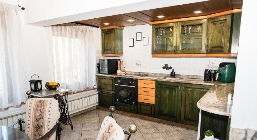 Elvonulnál a városból? Most leakciózták ezt vintage családi házat a Gerecse lábánál