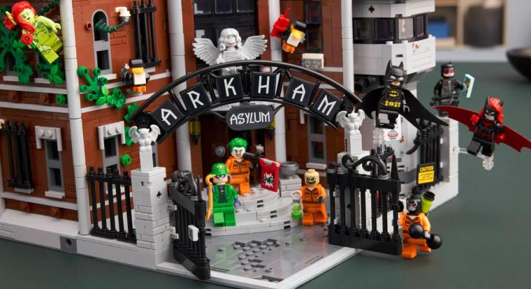 A LEGO bejelentett egy hatalmas új Batman készletet, 16 figurával jön az Arkham Asylum