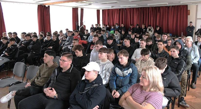 Mi lesz veled Dunaferr? A főigazgató szólalt meg a diákok sorsáról