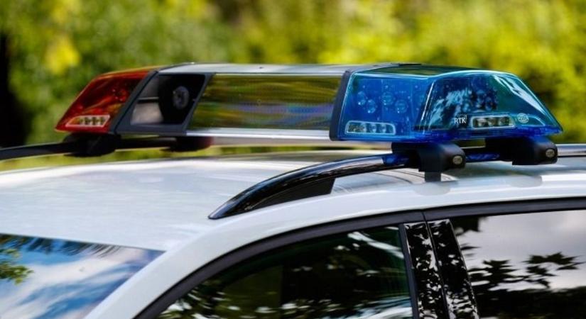 Árokba borult egy személykocsi a 8-as főúton, mentő is érkezett