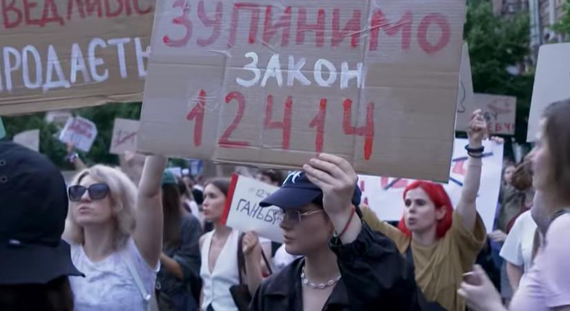 "Zelenszkij az elmúlt tíz év vívmányait számolja fel"