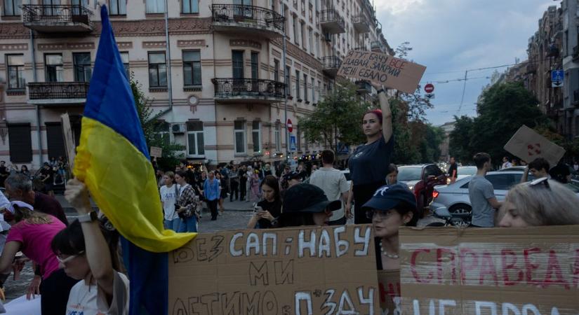 Zelenszkij meghátrált a népharag miatt. Harmadik napja tüntetnek Ukrajnában