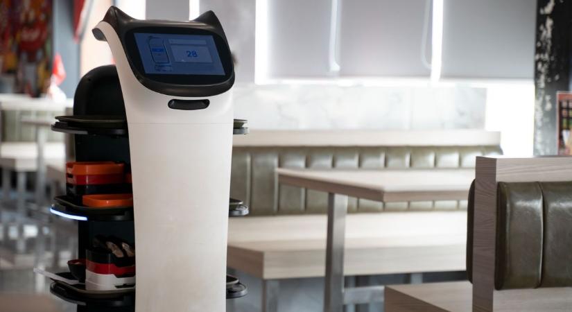 Megnyílt a Tesla első retrófuturisztikus étterme robotpincérekkel