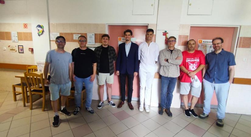 Megindító! A legendás dunaújvárosi zenekar most a gyerekekért tért vissza