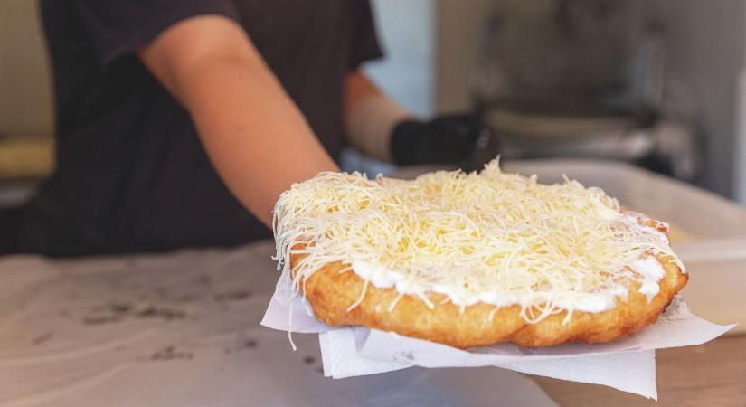 Lángos, ami megunhatatlan étel, és nem csak a strandon