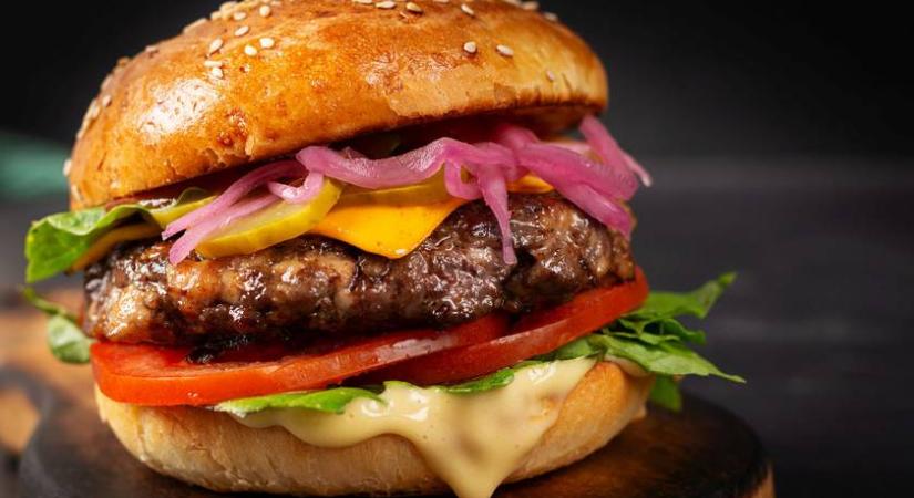 Ez a tökéletes házi hamburger titka: grillrácson is sülhet a húspogácsa
